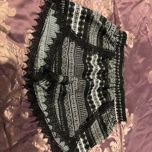 Black and white patterned shorts, size L (shrinks)